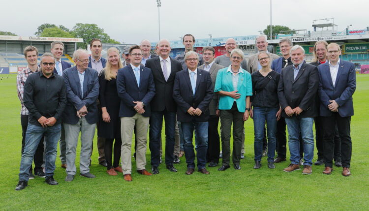 Gruppenphoto mit Peter Tholl auf dem Stadionspielfeld.