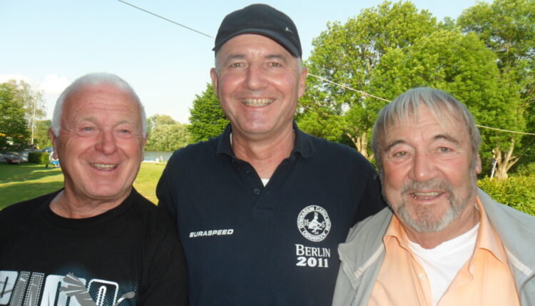 Wolfgang Knierim (rechts) gemeinsam mit Heinz Freund und Peter Tholl auf dem Regattaplatz in Kassel.