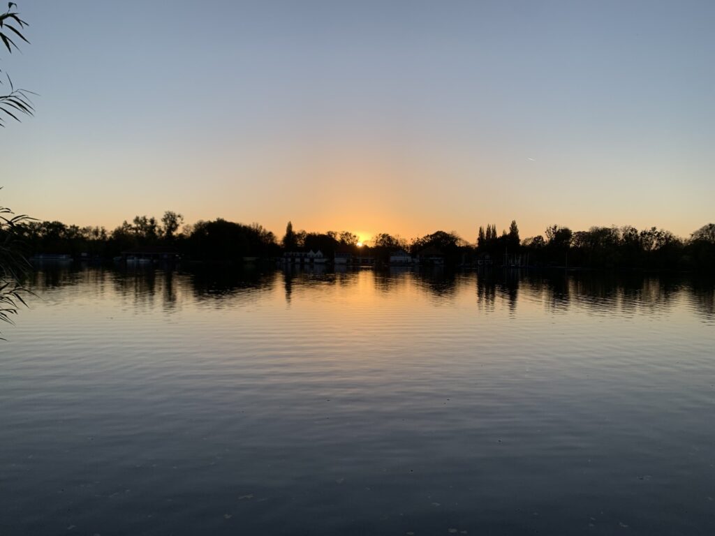 Sonnenuntergang am Maschsee über dem Schülerbootshaus.