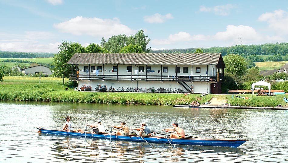 Das Bootshaus der Universität Göttingen in Wilhelmshausen an der Fulda (5
km südlich von Hann. Münden) bietet Betten, eine Küche und Leihboote