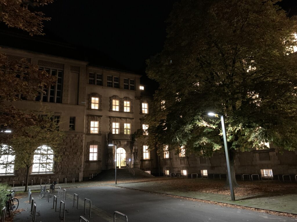 Die Bismarckschule, unser Tagungsort, am Abend