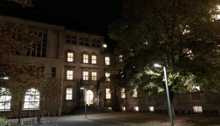 Die Bismarckschule, unser Tagungsort, am Abend