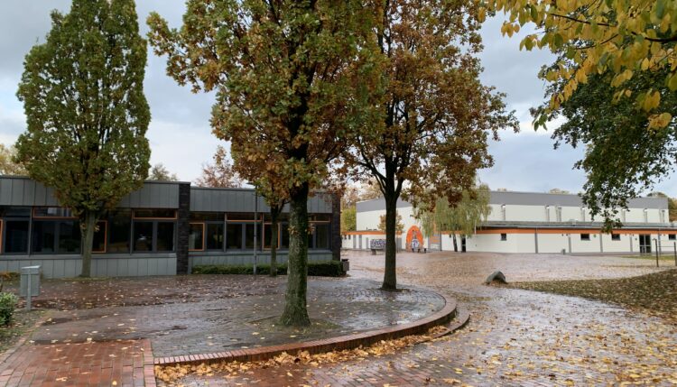 Gymnasium Bad Essen mit der Sporthalle (rechts)