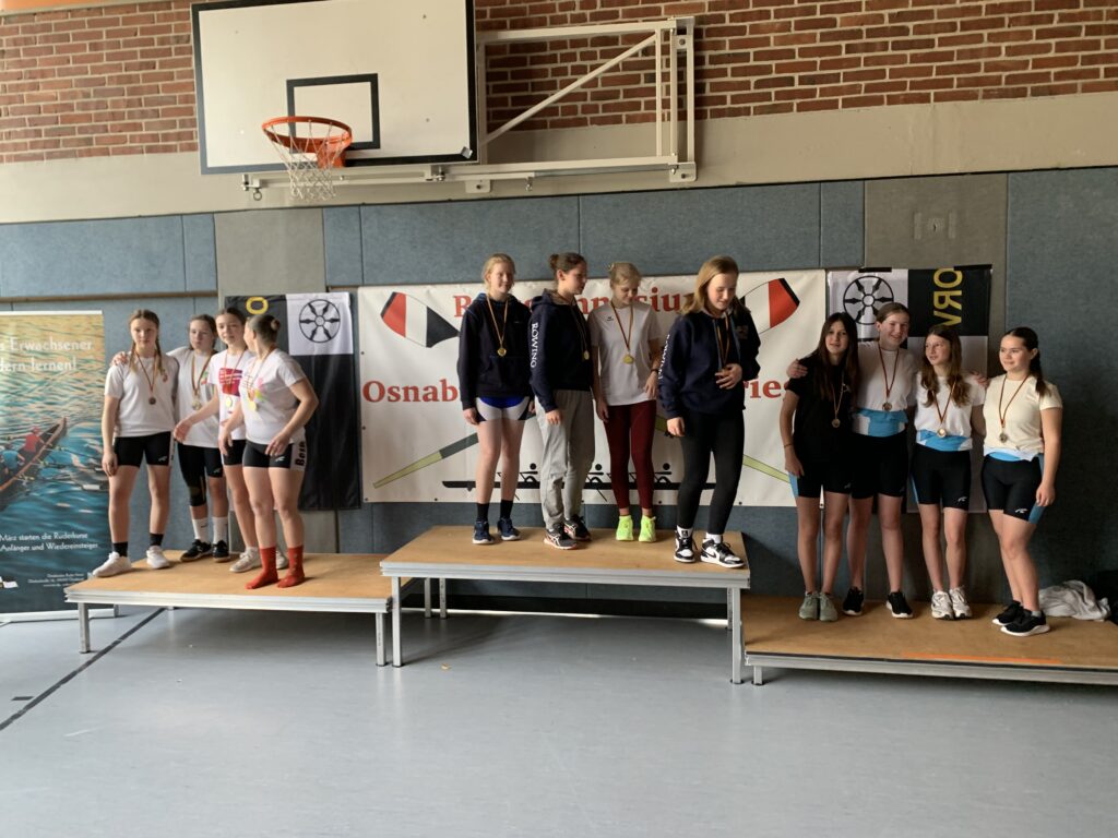 Siegerehrung im WKIII-Mädchenvierer: Humboldtschule Hannover, vor dem
Besselgymnasium Minden und dem Carolinum Osnabrück