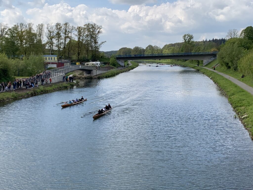 Die Anfänger der 5. Klasse sind auf dem Wasser. Gut zu sehen ist links die neue Brücke des
Radschnellweges von Osnabrück nach Wallenhorst