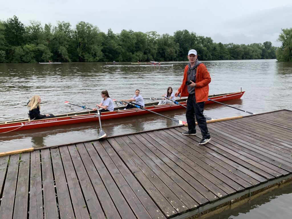 Ein Rats-Mädchenvierer mit Trainer Benedikt Knillmann am Siegersteg