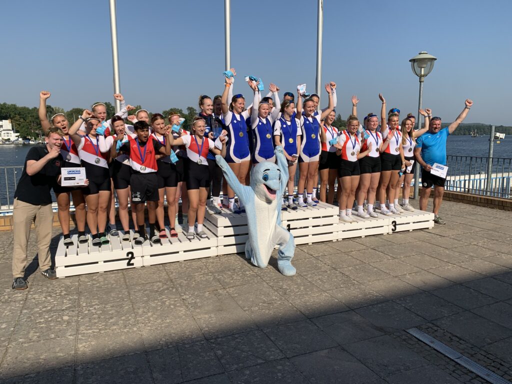 Siegerehrung beim Achtercup der Mädchen. Von links: Ratsgymnasium, Humboldtschule und
Sportschule Potsdam