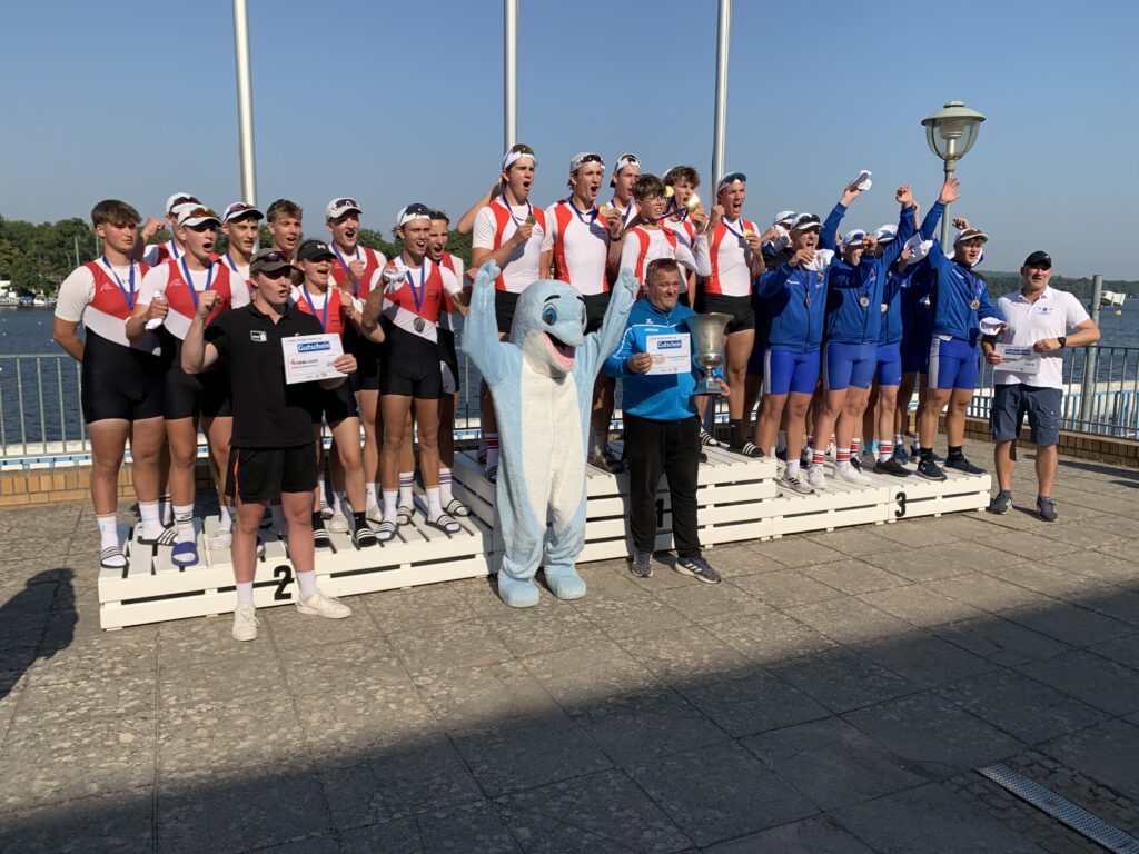 Siegerehrung beim Achtercup der Jungen. Von links: Ratsgymnasium, Sportschule Potsdam
und Sportgymnasium Schwerin