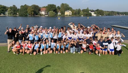 Das niedersächsische Ruderteam an der Regattastrecke in Grünau