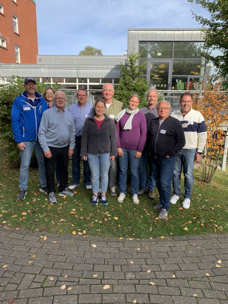 Die Teilnehmer an den Sitzungen: Jürgen Wolff (Preetz), Ira Loch (Mainz), Heinz Freund
(Kassel), Holger Römer (Kassel), Katja Lötsch (Lübeck), Peter Tholl (Osnabrück), Svenja Grauert (Hamburg),
Johannes Burger (Berlin), Achim Eckmann (Hamburg) und Holger Knauf (Marbach)