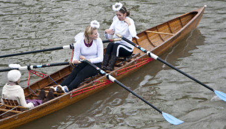 Bronzemedaillengewinnerin Pia Greiten als Engel beim Nikolausrudern 2010.