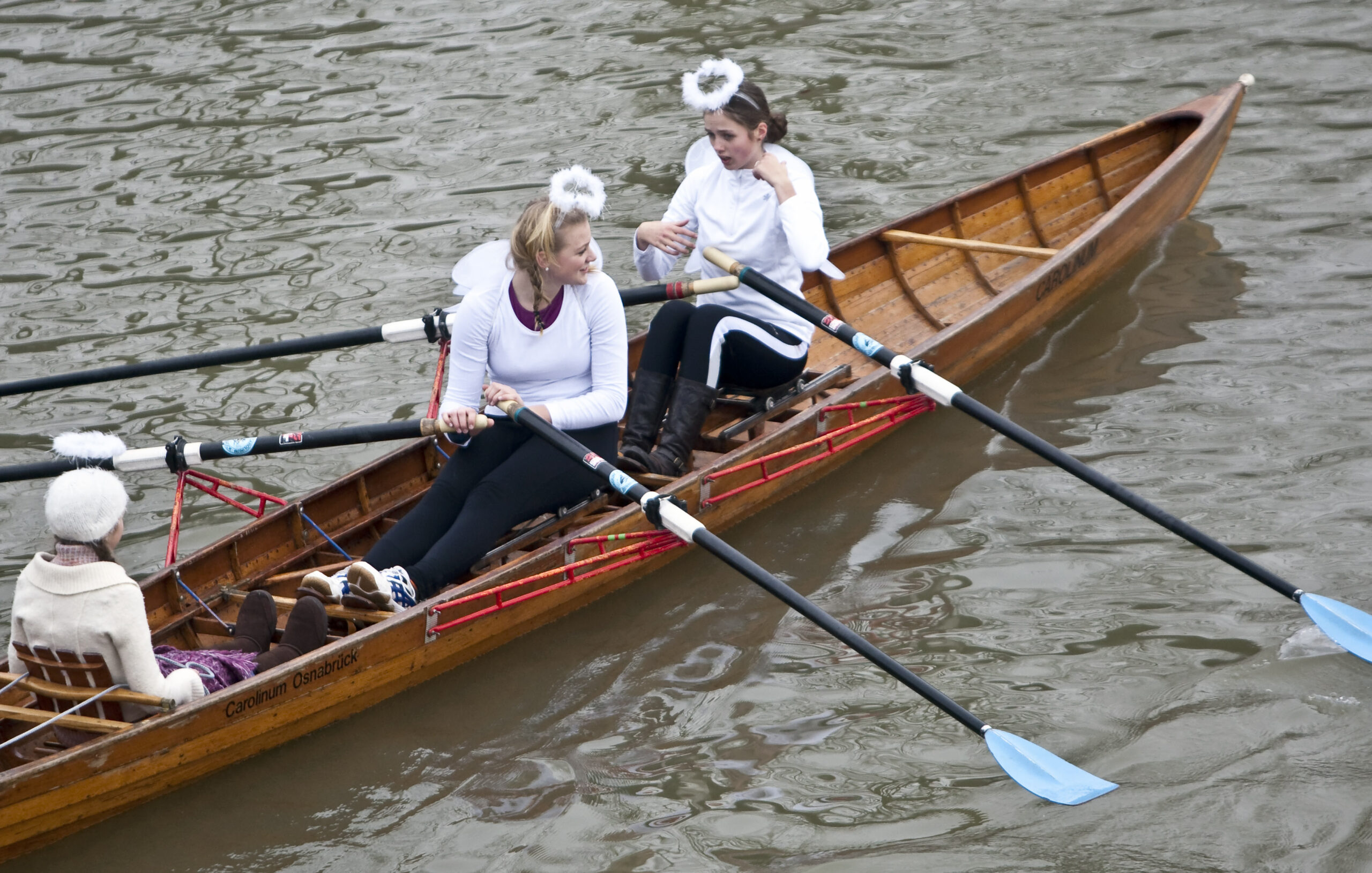 Bronzemedaillengewinnerin Pia Greiten als Engel beim Nikolausrudern 2010.