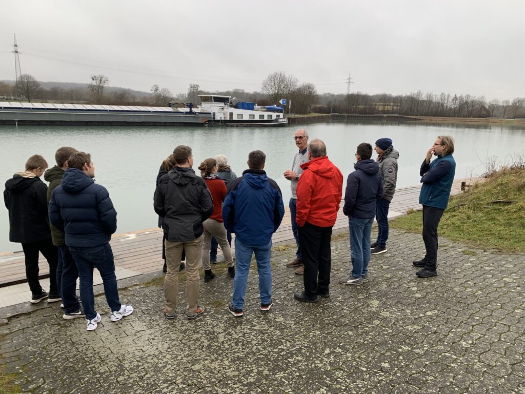 Hartmut Reinke erläutert die Rudermöglichkeiten auf dem Stichkanal