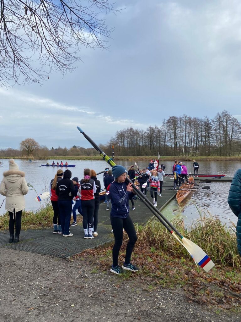 Viele Schülerruderer an Land und auf dem Wasser