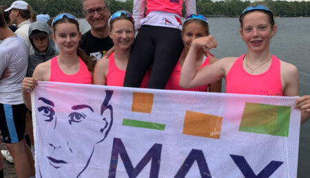 Das Max-Windmüller-Gymnasium Emden belegte bei den WKII_Mädchen zwei zweite Plätze, hinten links Protektor Kai Gembler.