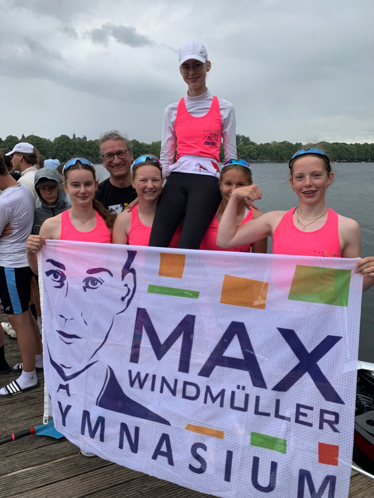 Das Max-Windmüller-Gymnasium Emden belegte bei den WKII_Mädchen zwei zweite Plätze, hinten links Protektor Kai Gembler.
