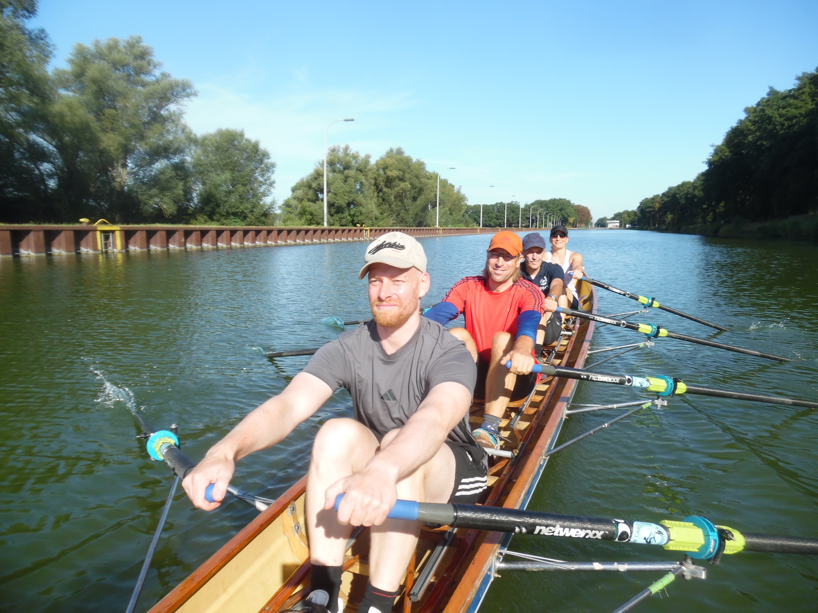 Der Gig-Doppelvierer auf dem Stichkanal, im Hintergrund die Hollager Schleuse.