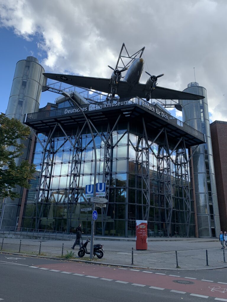 Ein „Rosinenbomber“ über dem Eingang des Technikmuseums.