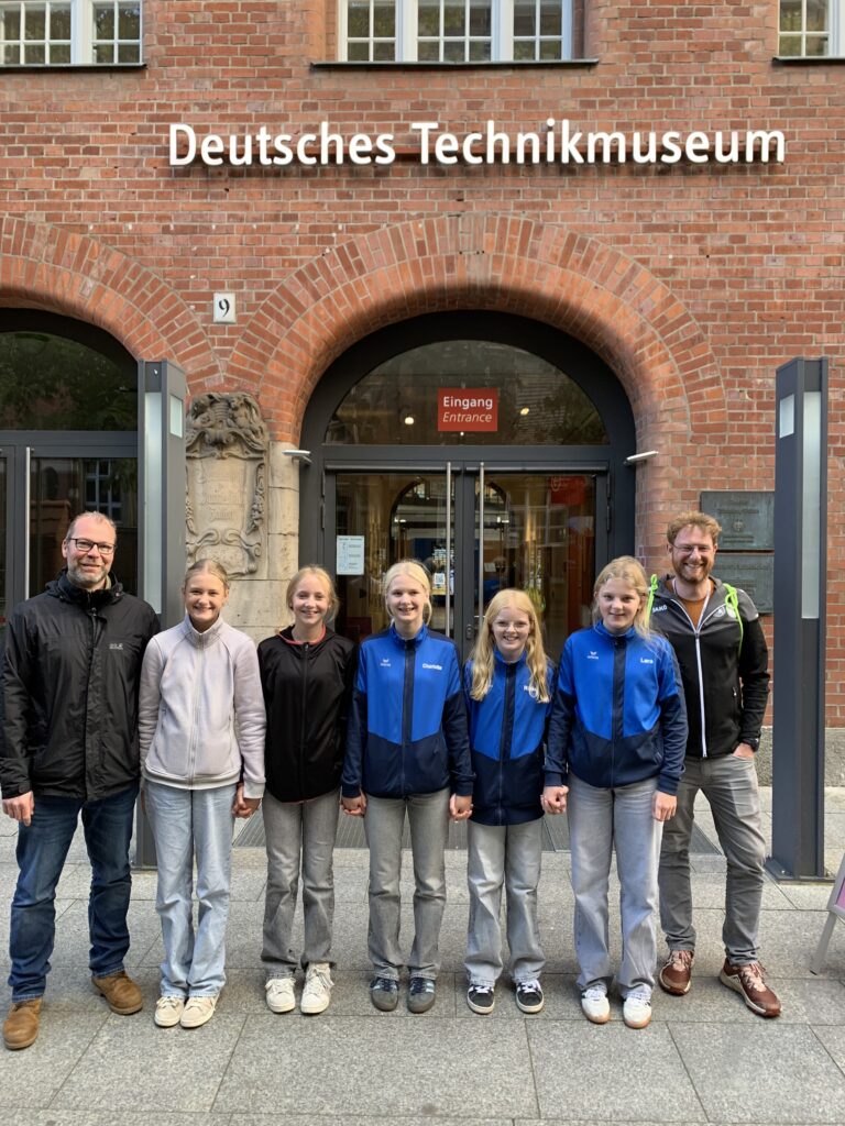 Gruppenfoto mit den Mädchen aus Neuenhaus.