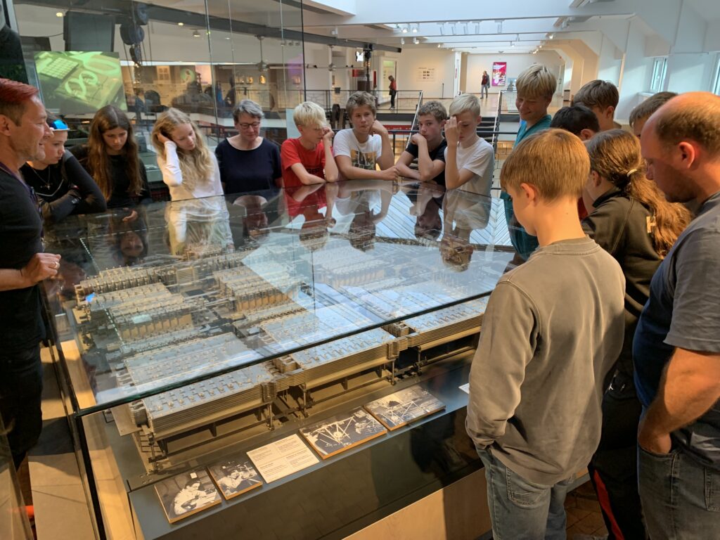 Der erste Computer Z3 (1941) von Konrad Zuse wird bestaunt.