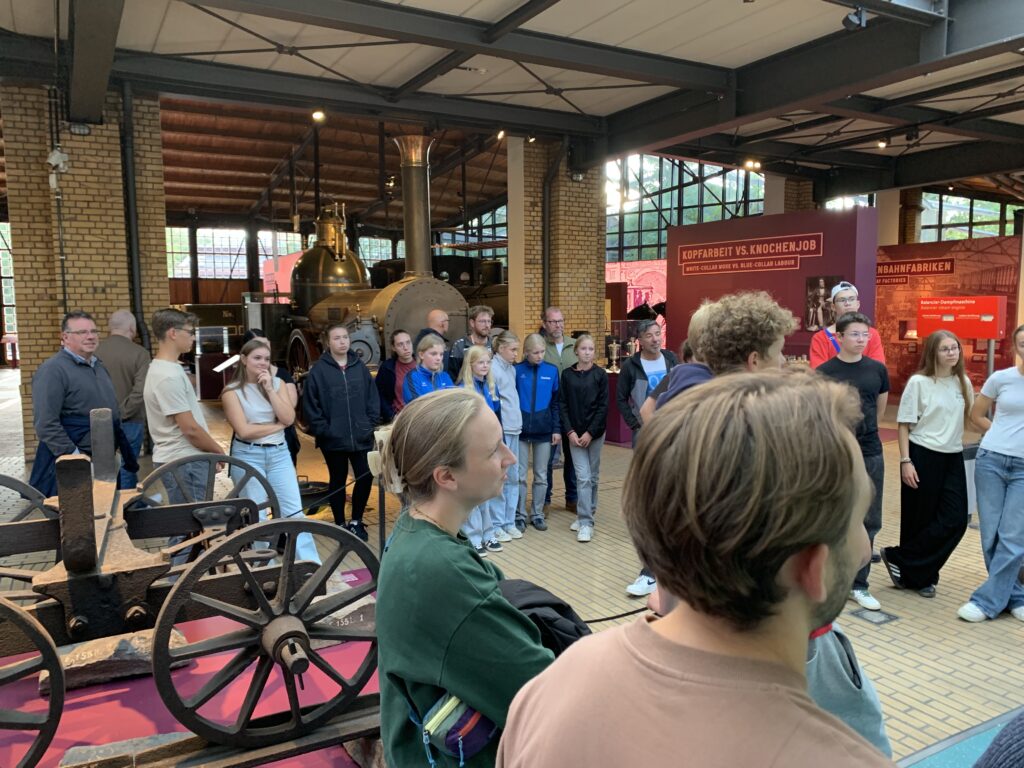 Alle lauschen interessiert den Ausführungen zur Entwicklung der Industrialisierung.