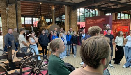 Alle lauschen interessiert den Ausführungen zur Entwicklung der Industrialisierung.