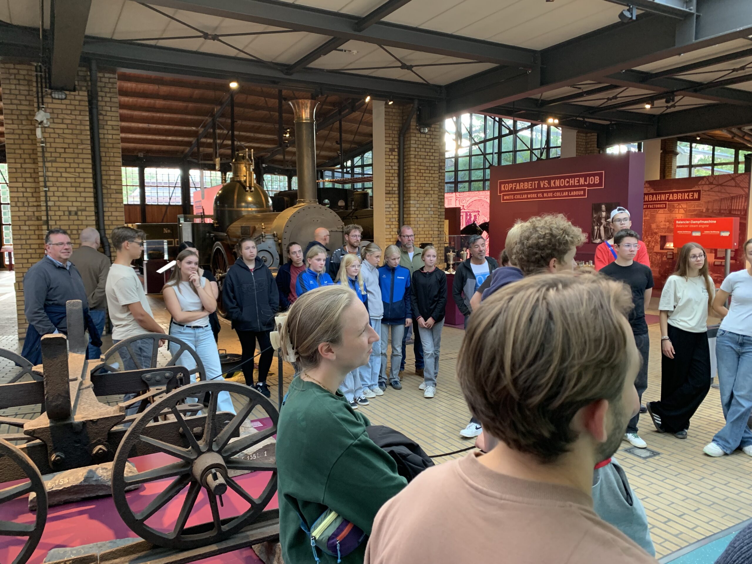 Alle lauschen interessiert den Ausführungen zur Entwicklung der Industrialisierung.