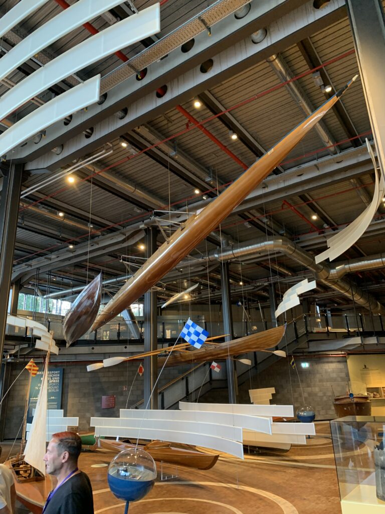 Historische Ruderboote.