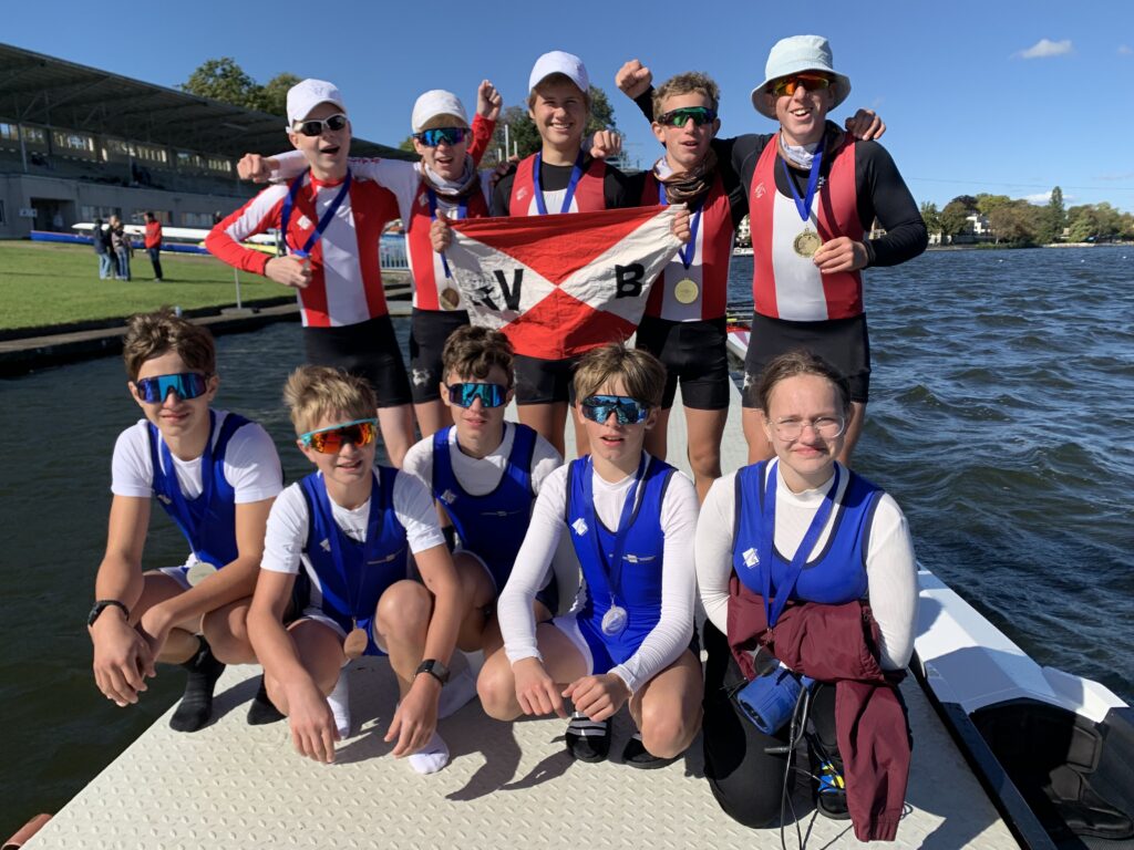 Jungen U15 4x+: 1. Bismarckschule (stehend), 2. Humboldtschule (hockend)