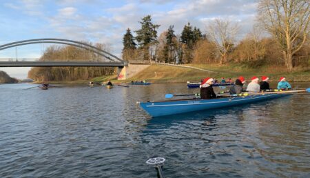 Die Boote sammeln sich in der Ausweiche.