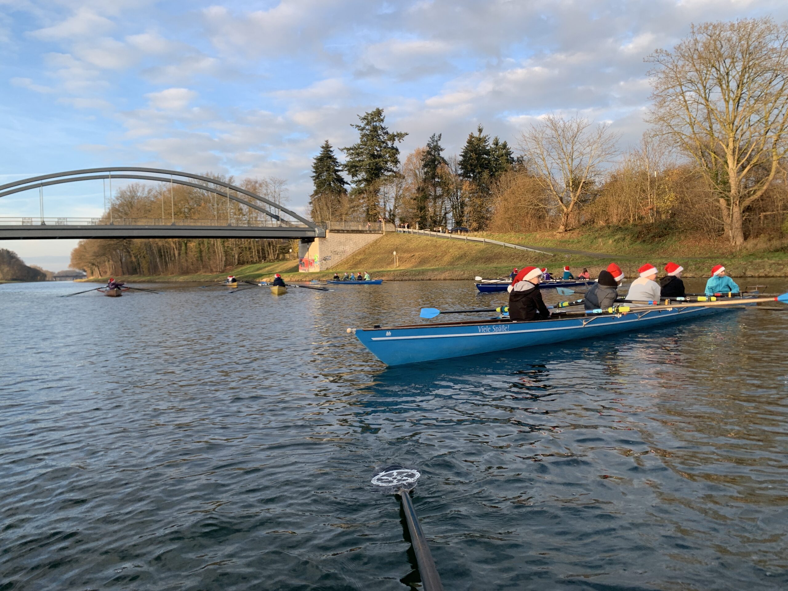 Die Boote sammeln sich in der Ausweiche.