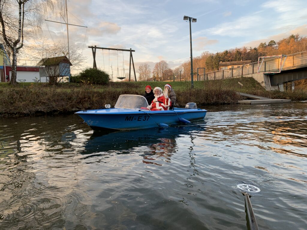 Der Nikolaus kam mit dem Motorboot.