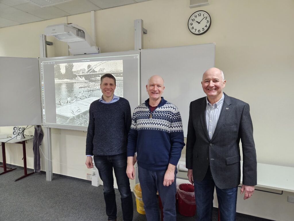 Die Vorsitzenden Bernhard Kreipe und Peter Tholl mit Schulleiter Dr. Cord Meyer