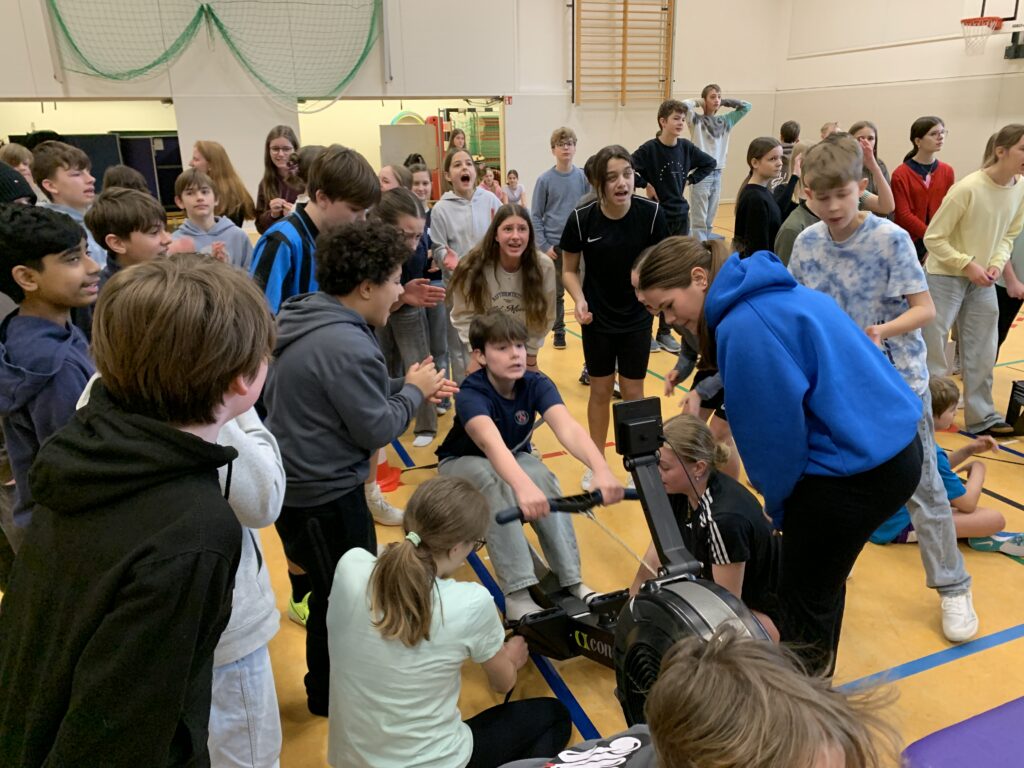 Die Kameraden feuern die Sportler an