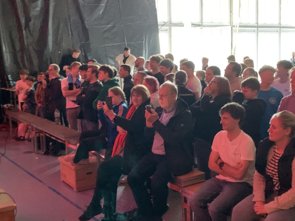 Unter den Zuschauern war auch der ehemalige Protektor der Angelaschule und des
Gymnasiums Bersenbrück Peter van Roye. Bei den Olympischen Spielen 1976 in Montreal gewann er
die Bronzemedaille im Zweier-ohne