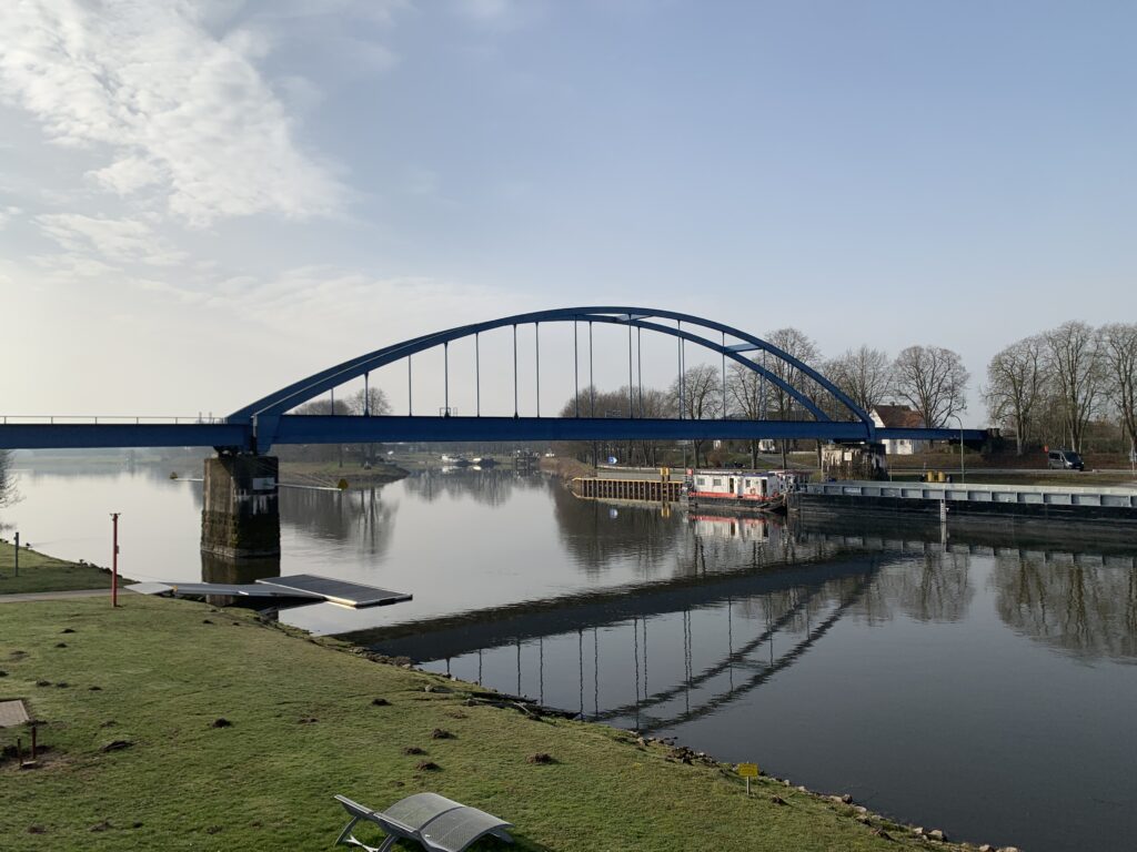 Der Bootssteg, die Weser und der gegenüberliegende Hafen