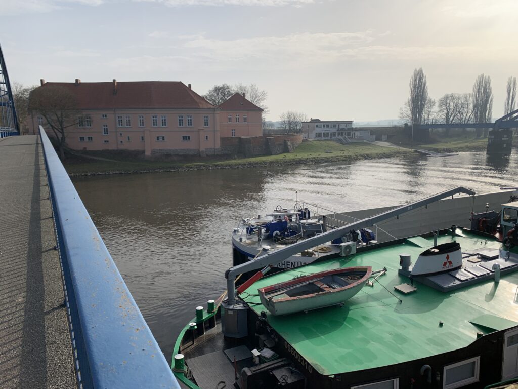 Das Schloss und daneben das Bootshaus des RV Hoya
