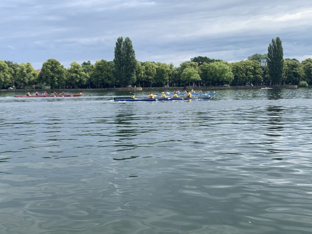 Die Teams kämpfen auf dem Wasser um den Sieg.