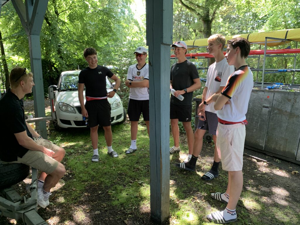 Besprechung der WKII-Jungen des Ratsgymnasiums mit ihrem Trainer