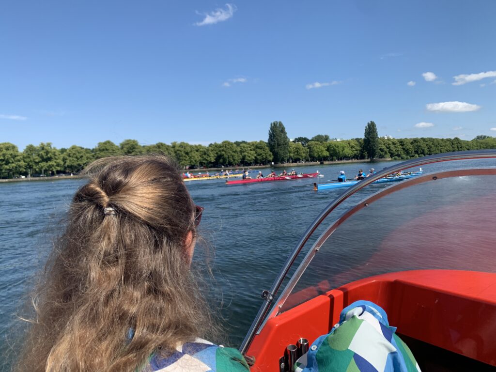 Dezernentin Eva Bender verfolgt vom Motorboot aus ein Finalrenne der Jüngsten.