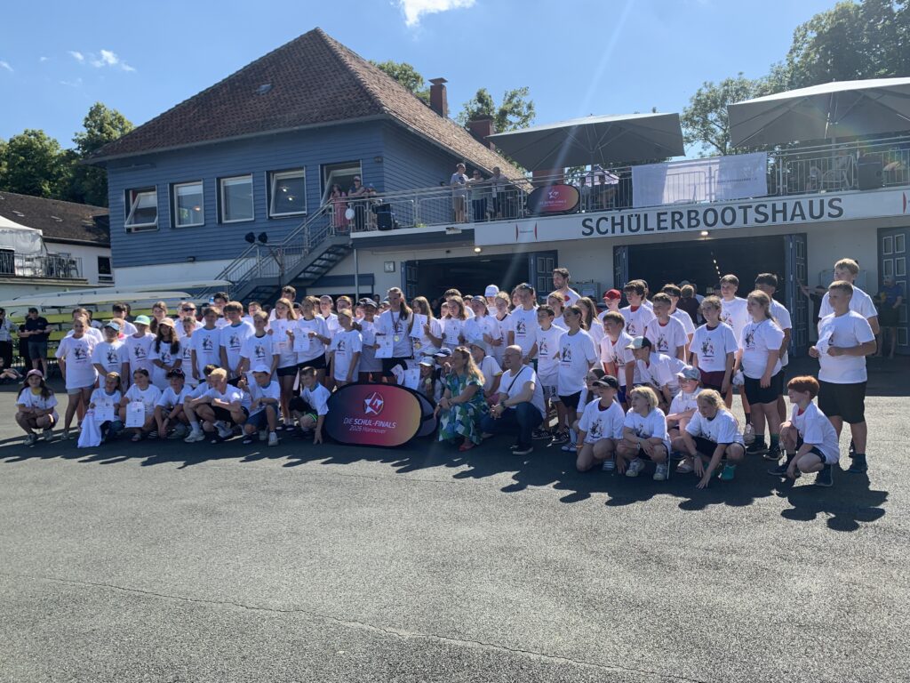 ruppenfoto der Teilnehmer an den „Schul-Finals“ im Rudern nach der Siegerehrung vor dem Schülerbootshaus der Stadt Hannover.
