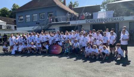 ruppenfoto der Teilnehmer an den „Schul-Finals“ im Rudern nach der Siegerehrung vor dem Schülerbootshaus der Stadt Hannover.