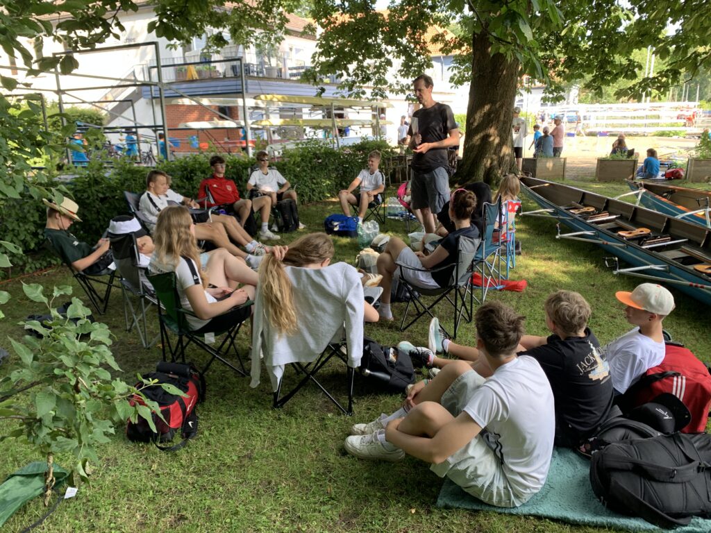Protektor Markus Strunk (Gymnasium Bersenbrück) stimmt seine Schüler auf den
Regattatag ein