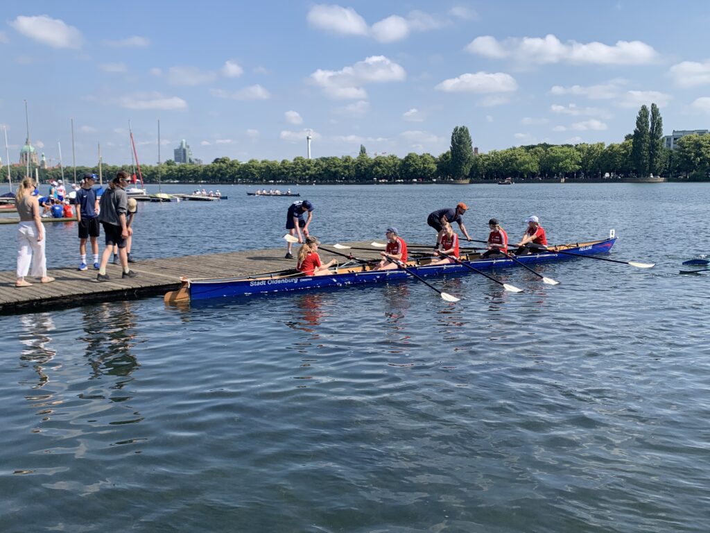 Der Mädchenvierer der Helene-Lange-Schule Oldenburg beim Ablegen, Protektor
Steffen Oldewurtel schiebt das Boot auf Wasser