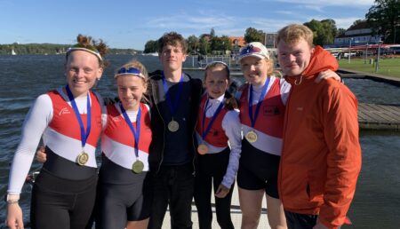 Der von Benedikt Knillmann (rechts) trainierte Rats-Mädchenvierer siegte 2025 beim Deutschen Schüler-Rudercup in Berlin-Grünau