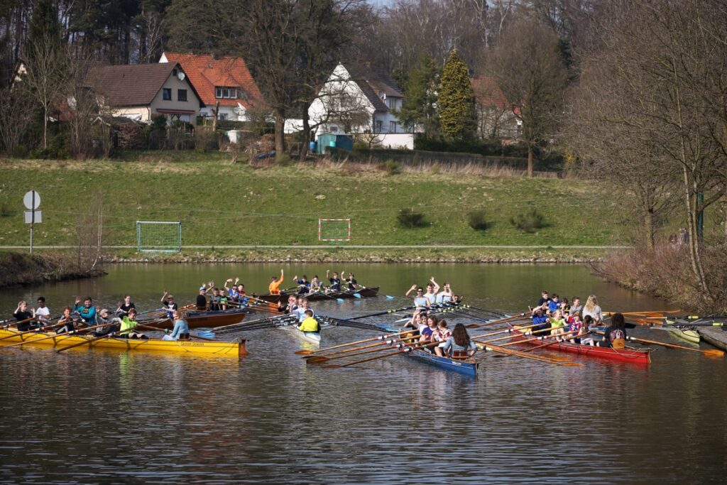 Zahlreiche Schüler auf dem Wasser.