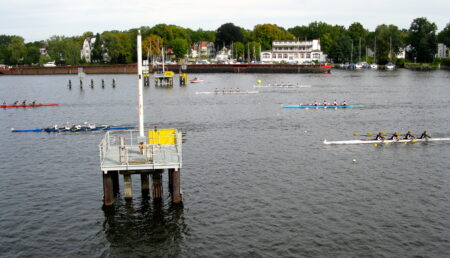 Zieleinlauf beim Bundesfinale des Wettbewerbs „Jugend trainiert für Olympia“ in Berlin-Grünau.
