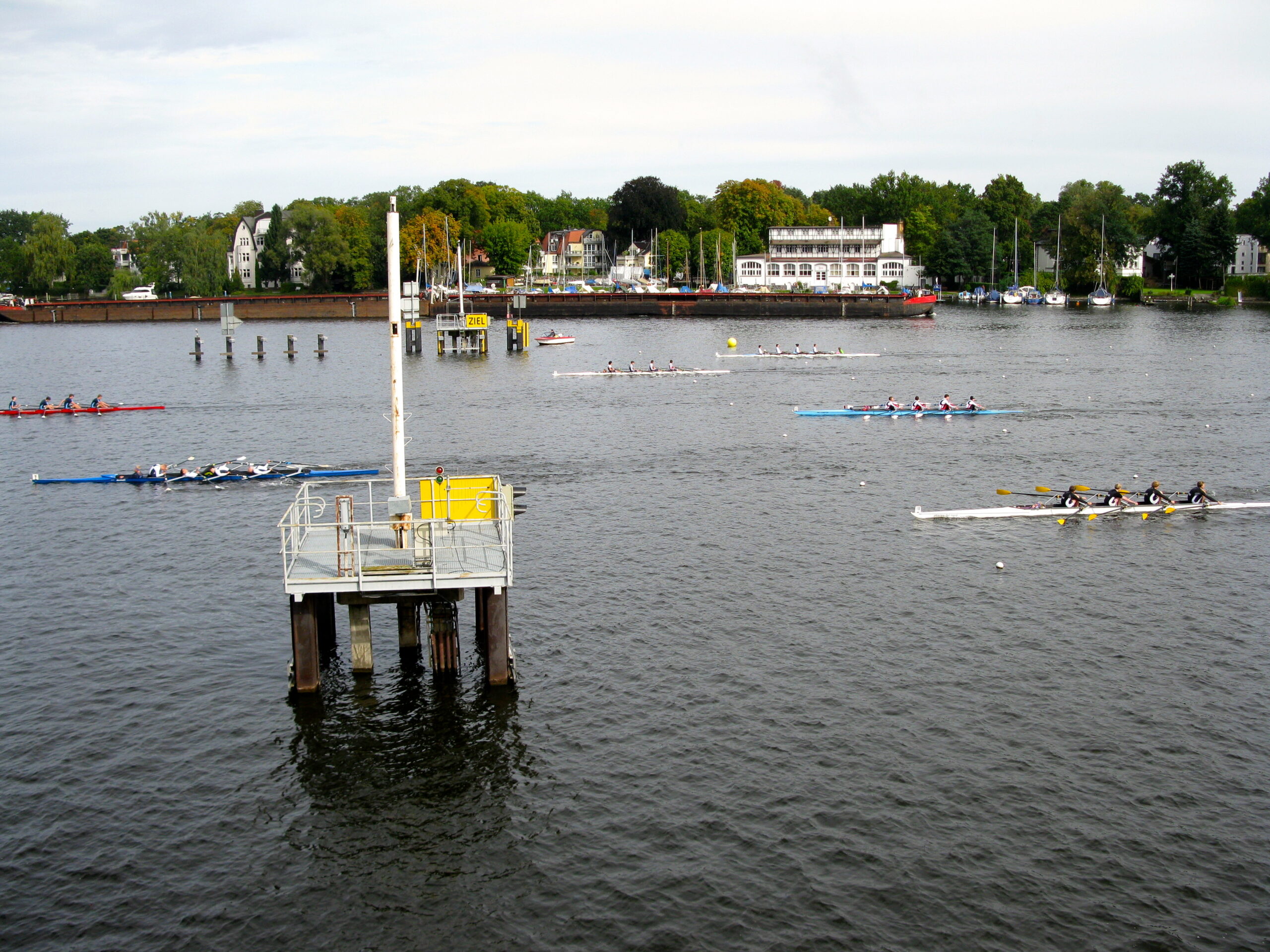 Zieleinlauf beim Bundesfinale des Wettbewerbs „Jugend trainiert für Olympia“ in Berlin-Grünau.