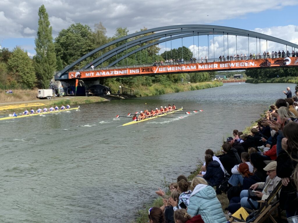 Knapper Zieleinlauf, rechts der „Rats-Achter“.