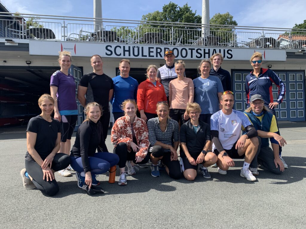 Die Teilnehmer auf dem Bootsvorplatz.